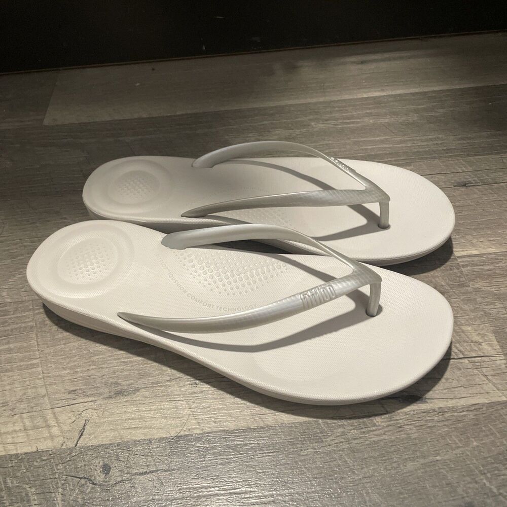FitFlop iQushion Ergonomic Flip Flops Silver White Women's Size 8 NWOB